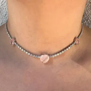 COLAR CHOCKER CORAÇÃO COM PEDRA QUARTZO ROSA E ZIRCONIAS - BANHO RODIO BRANCO