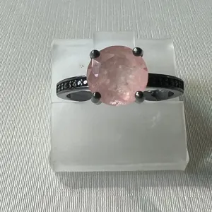 ANEL MORGANITA ROSA CRAVEJADO ZIRCONIAS NEGRAS - BANHO RODIO NEGRO