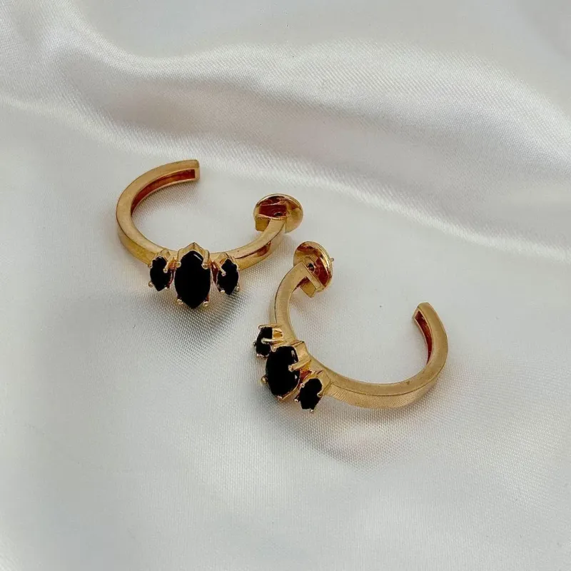 BRINCO ARGOLA - PEDRA ONIX - BANHO OURO 18K