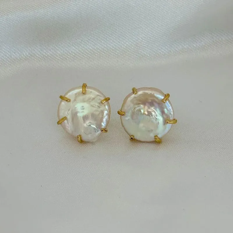 BRINCO BOTÃO - PEROLA NATURAL - BANHO OURO 18K