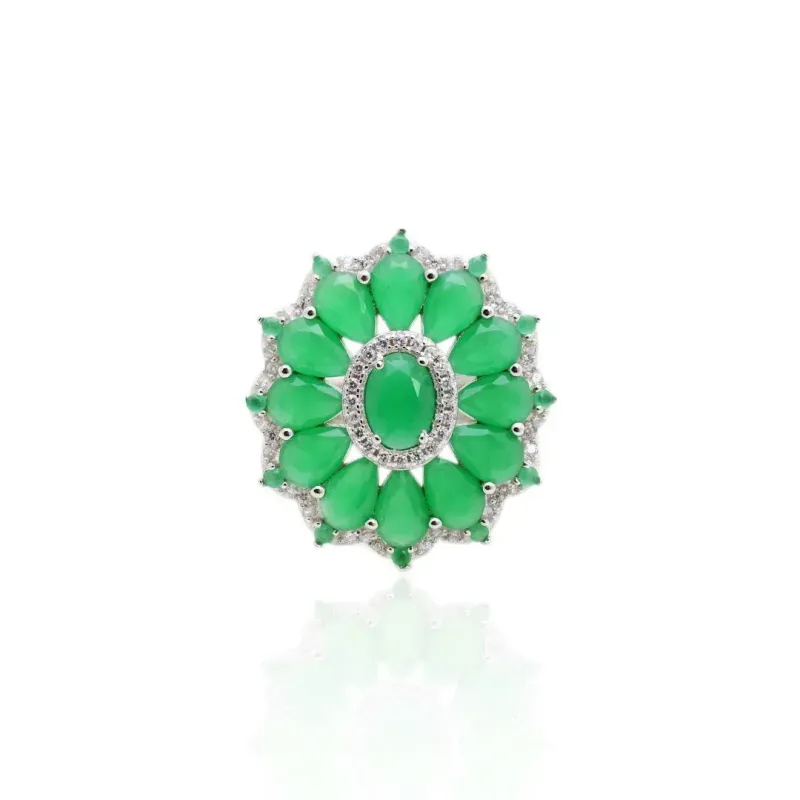 ANEL COM CRISTAL ESMERALDA - CRAVEJADO DE ZIRCONIAS - BANHO RODIO BRANCO
