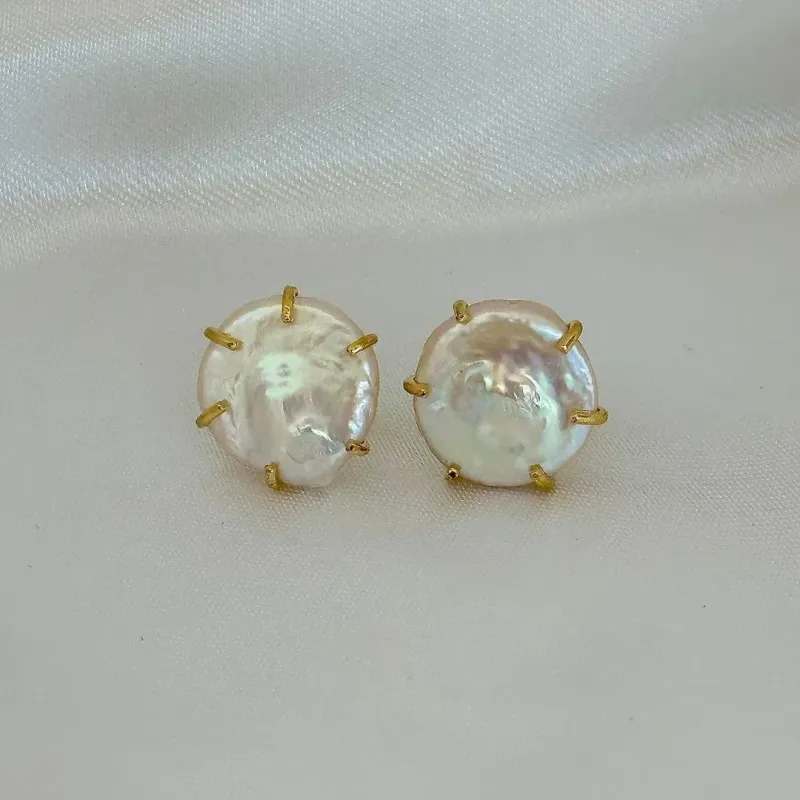 BRINCO BOTÃO - PEROLA NATURAL - BANHO OURO 18K