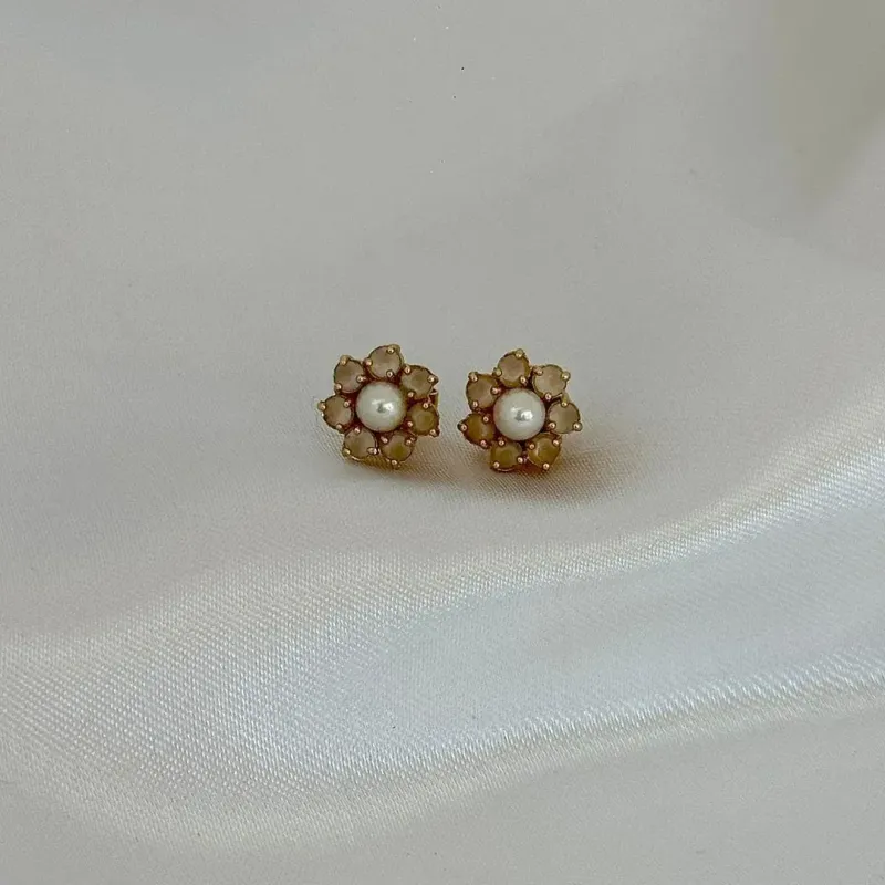 BRINCO DE FLOR COM PETALAS EM PEDRA E PEROLA - BANHO OURO 18K