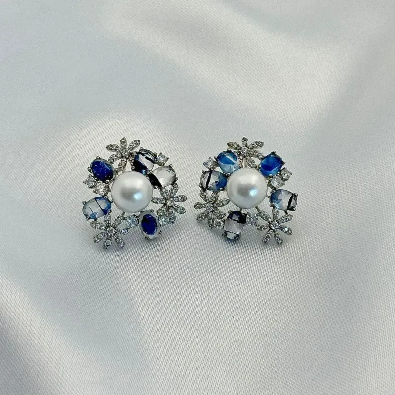 BRINCO PEROLA -  CRISTAIS AZUIS - CRAVEJADO ZIRCONIAS BRANCAS - BANHO RODIO BRANCO