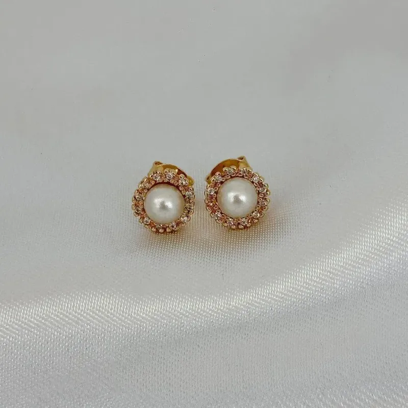 BRINCO CRAVEJADO - ZIRCONIAS E PEROLA - BANHO OURO 18K