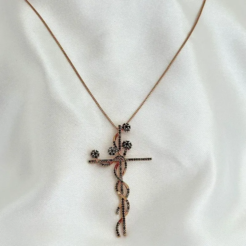COLAR CRUZ ENTRELAÇADO - CRAVEJADO ZIRCONIAS NEGRAS - FECHO REGULAVEL -  BANHO OURO ROSE 18K