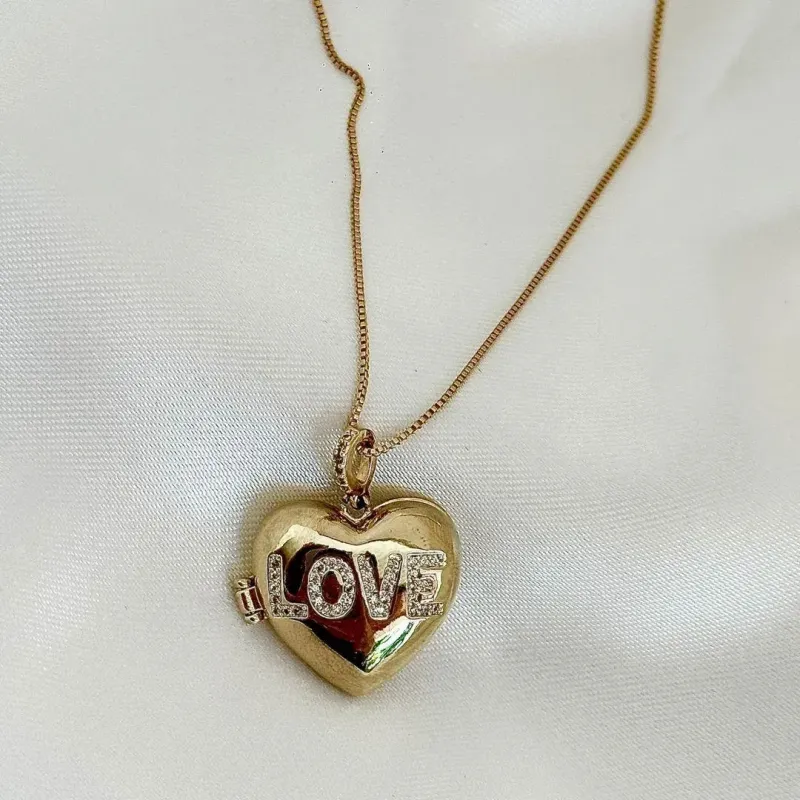 COLAR RELICÁRIO CORAÇÃO - CRAVEJADO ZIRCONIAS BRANCAS - BANHO OURO 18K