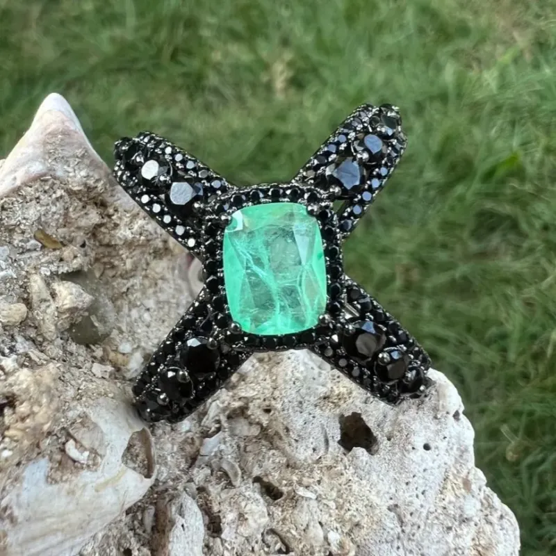 ANEL CRAVEJADO DE ZIRCONIS NEGRAS - CRISTAL VERDE - BANHO RODIO NEGRO ANEL CRAVEJADO DE ZIRCONIS NEGRAS - CRISTAL VERDE - BANHO RODIO NEGRO