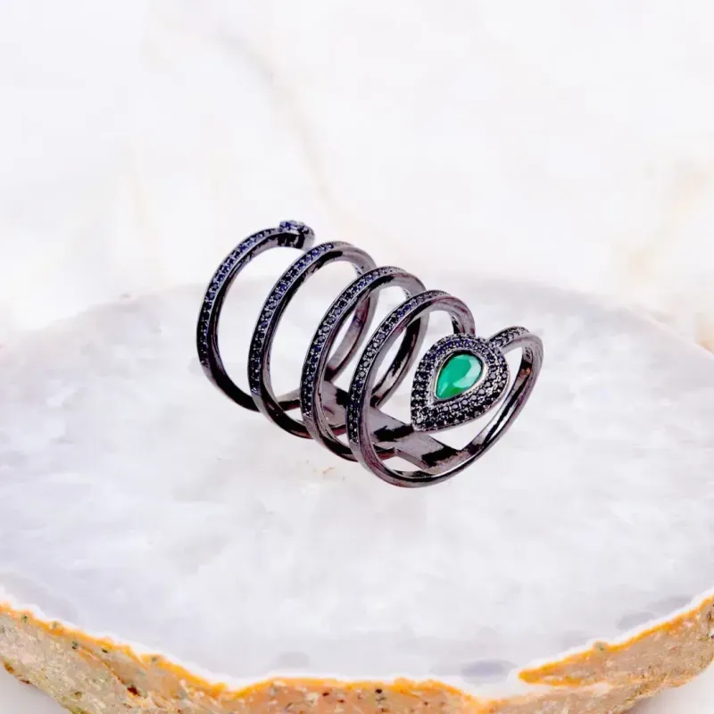 ANEL CRAVEJADO DE ZIRCONIAS NEGRAS - SERPENTE CRISTAL ESMERALDA - BANHO RODIO NEGRO ANEL CRAVEJADO DE ZIRCONIAS NEGRAS - SERPENTE CRISTAL ESMERALDA - BANHO RODIO NEGRO
