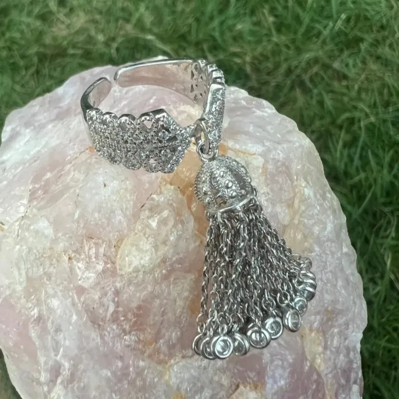 ANEL TESSEL CRAVEJADO COM ZIRCONIAS BRANCAS - BANHO RODIO BRANCO ANEL TESSEL CRAVEJADO COM ZIRCONIAS BRANCAS - BANHO RODIO BRANCO