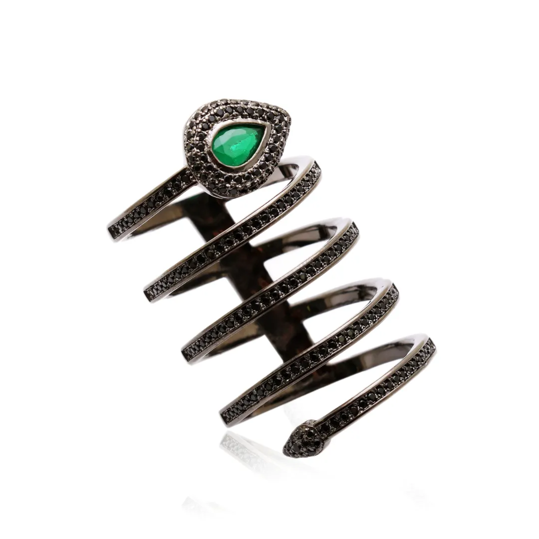 ANEL SERPENTE CRAVEJADO DE ZIRCONIAS NEGRAS E CRISTAL ESMERALDA