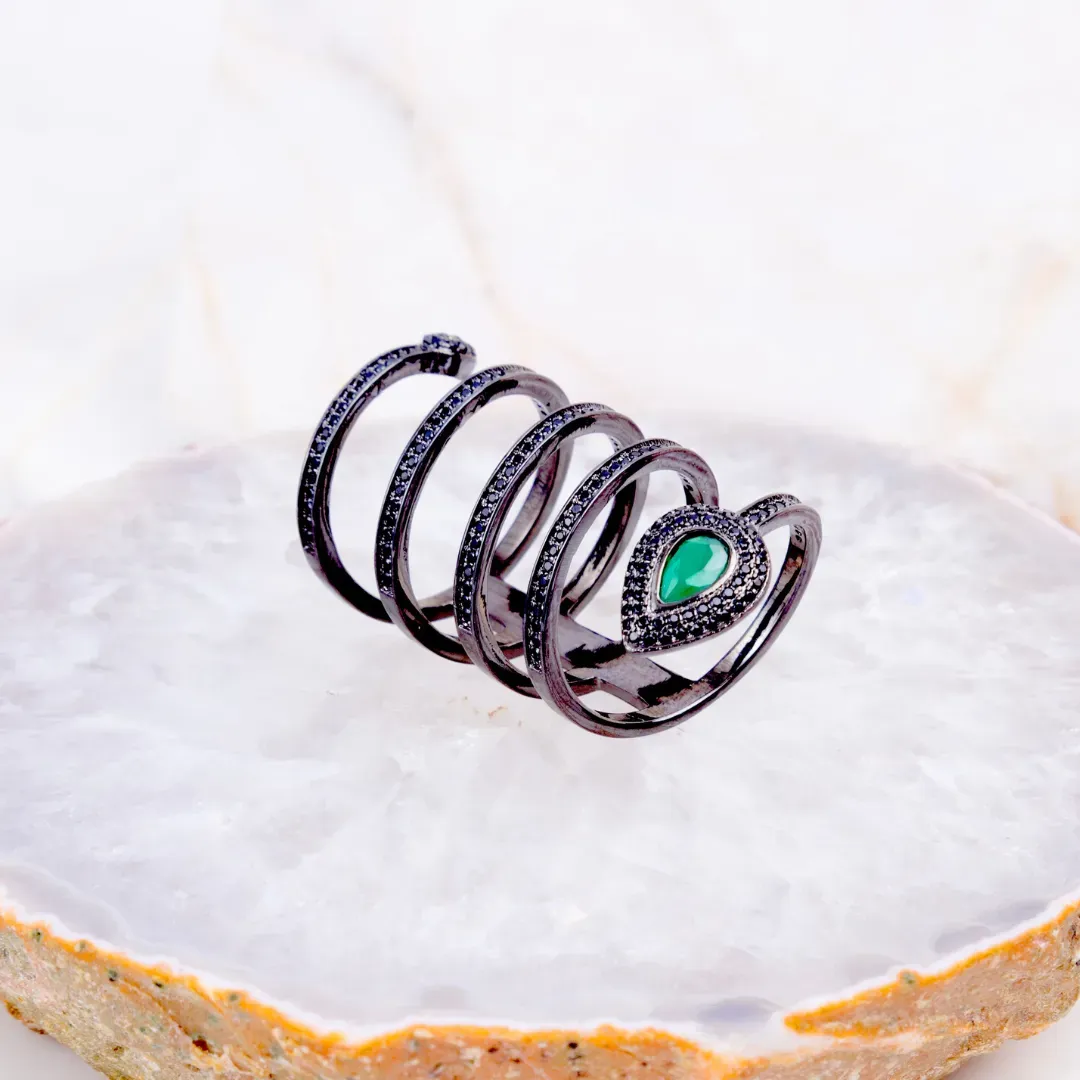 ANEL SERPENTE CRAVEJADO DE ZIRCONIAS NEGRAS E CRISTAL ESMERALDA