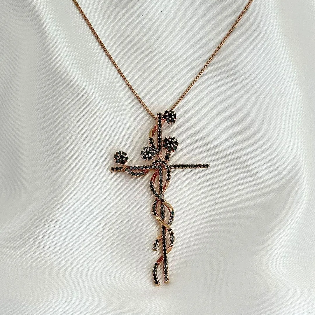 COLAR CRUZ ENTRELAÇADO - CRAVEJADO ZIRCONIAS NEGRAS - FECHO REGULAVEL -  BANHO OURO ROSE 18K