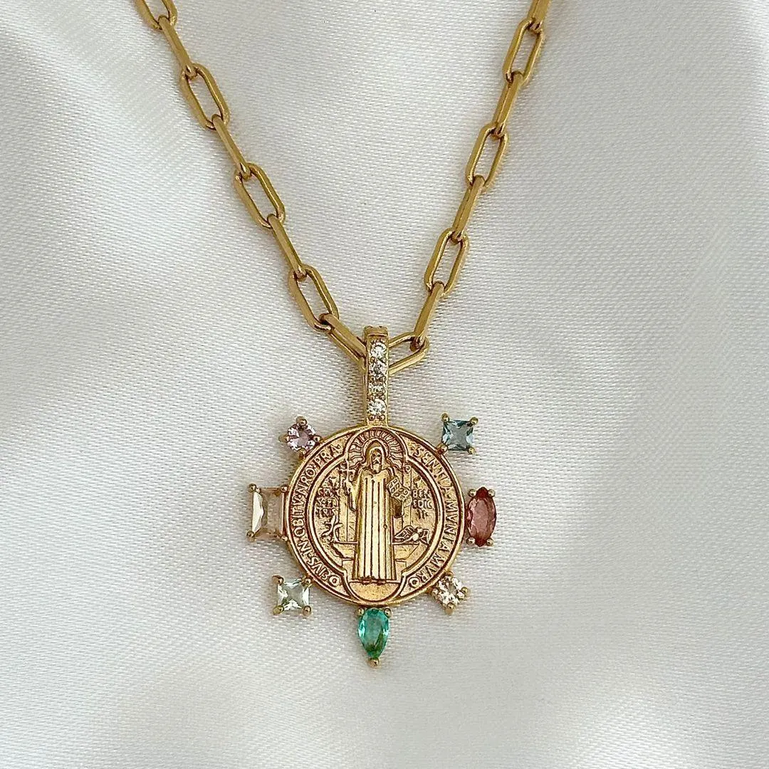 COLAR - PINGENTE MEDALHA SÃO BENTO COM CRISTAIS COLORIDOS - BANHO OURO 18K