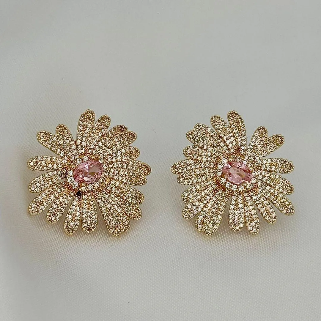 BRINCO FLOR MARGARIDA - CRAVEJADO ZINCONIA - BANHO OURO 18K
