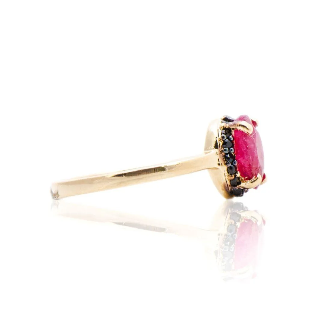 ANEL PEDRA RUBI - CRAVEJADO DE ZIRCONIAS NEGRAS - BANHO OURO 18K