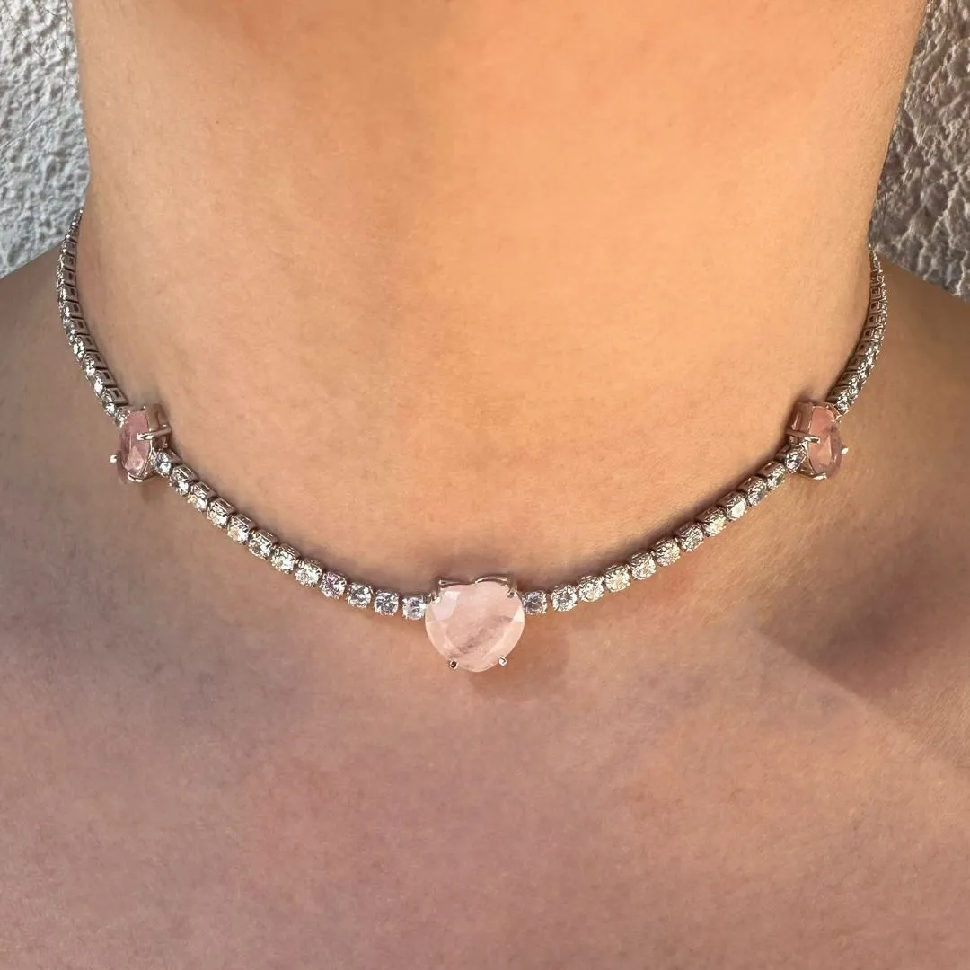 COLAR CHOCKER CORAÇÃO COM PEDRA QUARTZO ROSA E ZIRCONIAS - BANHO RODIO BRANCO