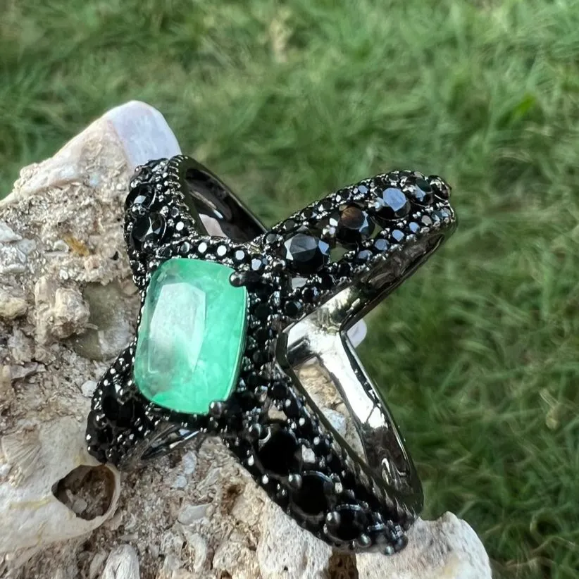ANEL CRAVEJADO DE ZIRCONIS NEGRAS - CRISTAL VERDE - BANHO RODIO NEGRO