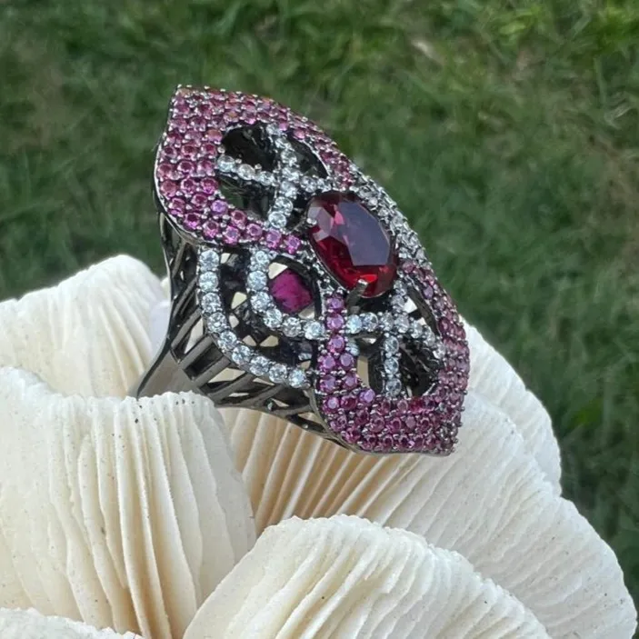 ANEL - ZIRCONIAS ROSA E BRANCA - BANHO RODIO NEGRO