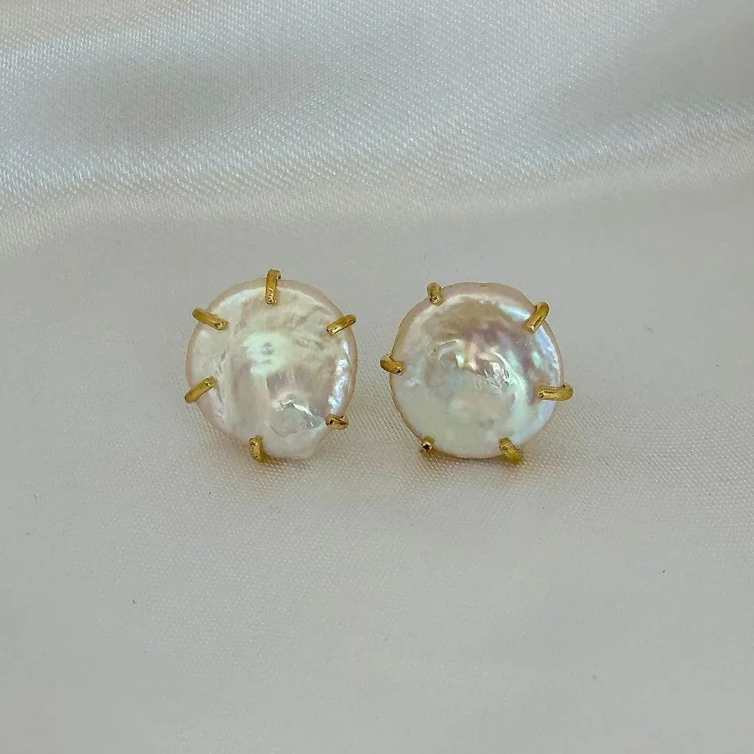 BRINCO BOTÃO - PEROLA NATURAL - BANHO OURO 18K