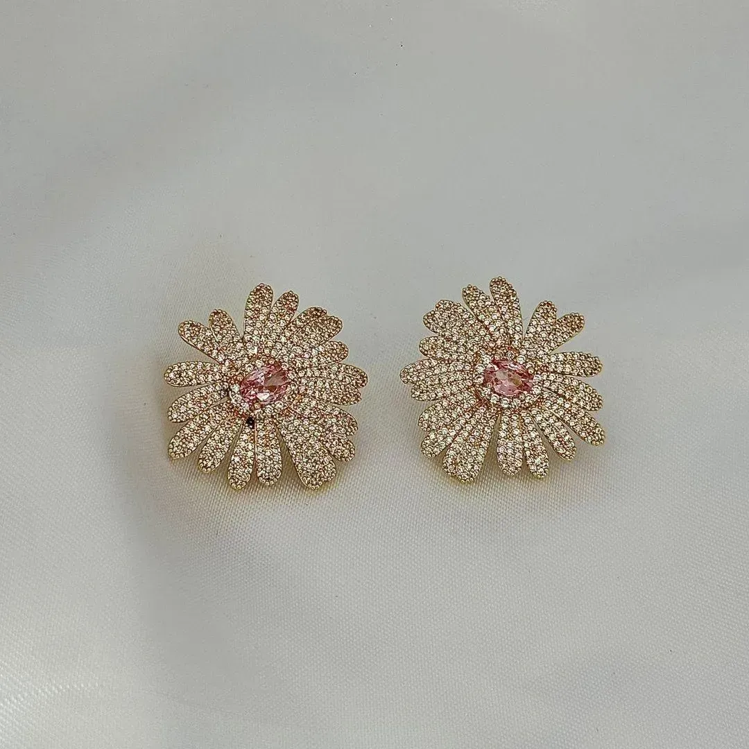 BRINCO FLOR MARGARIDA - CRAVEJADO ZINCONIA - BANHO OURO 18K