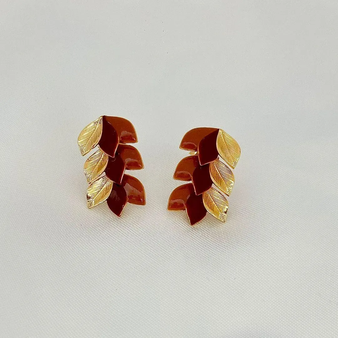 BRINCO FOLHA ESMALTADO - BANHO OURO 18K