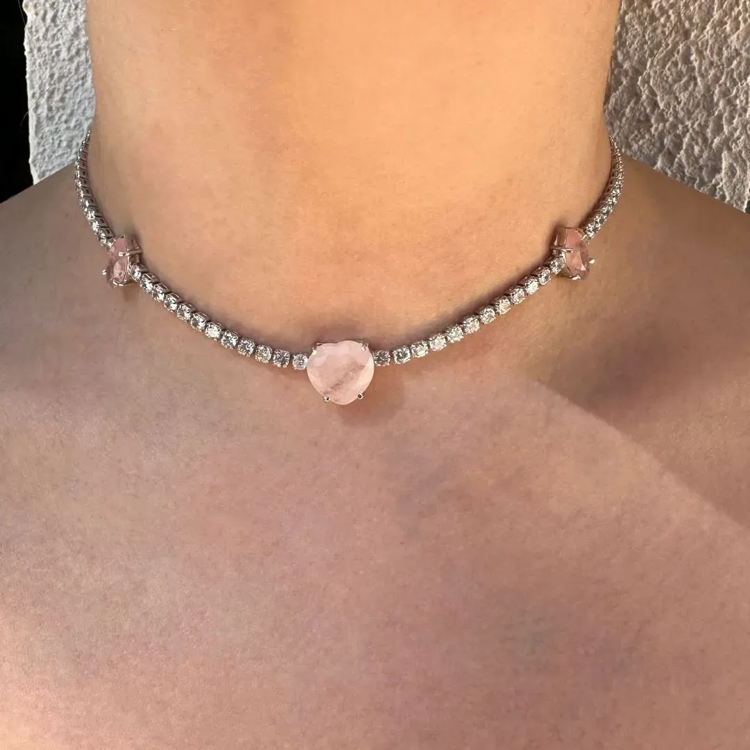 COLAR CHOCKER CORAÇÃO COM PEDRA QUARTZO ROSA E ZIRCONIAS - BANHO RODIO BRANCO