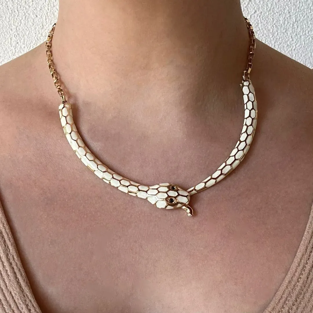 COLAR ESMALTADO BRANCO DE COBRA - BANHO OURO 18K