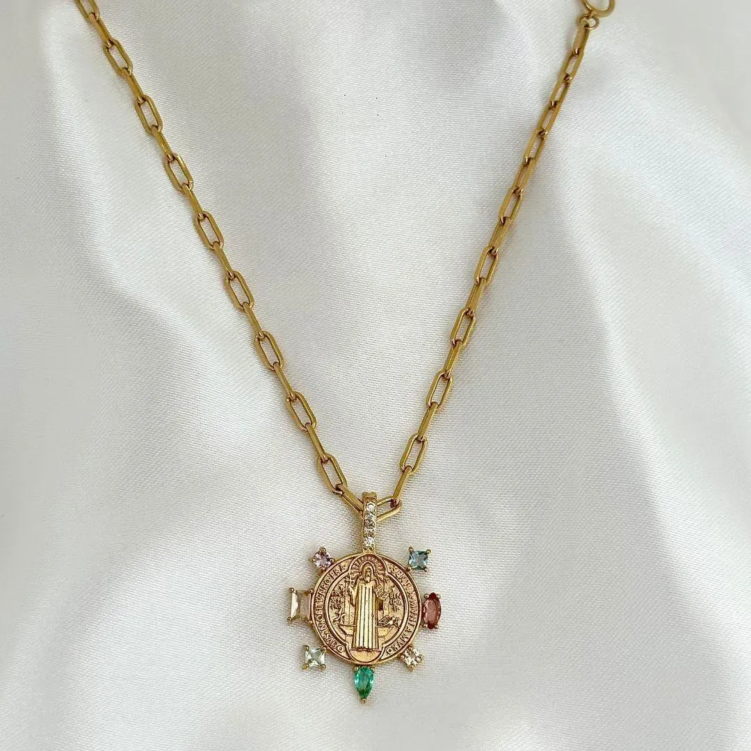 COLAR - PINGENTE MEDALHA SÃO BENTO COM CRISTAIS COLORIDOS - BANHO OURO 18K